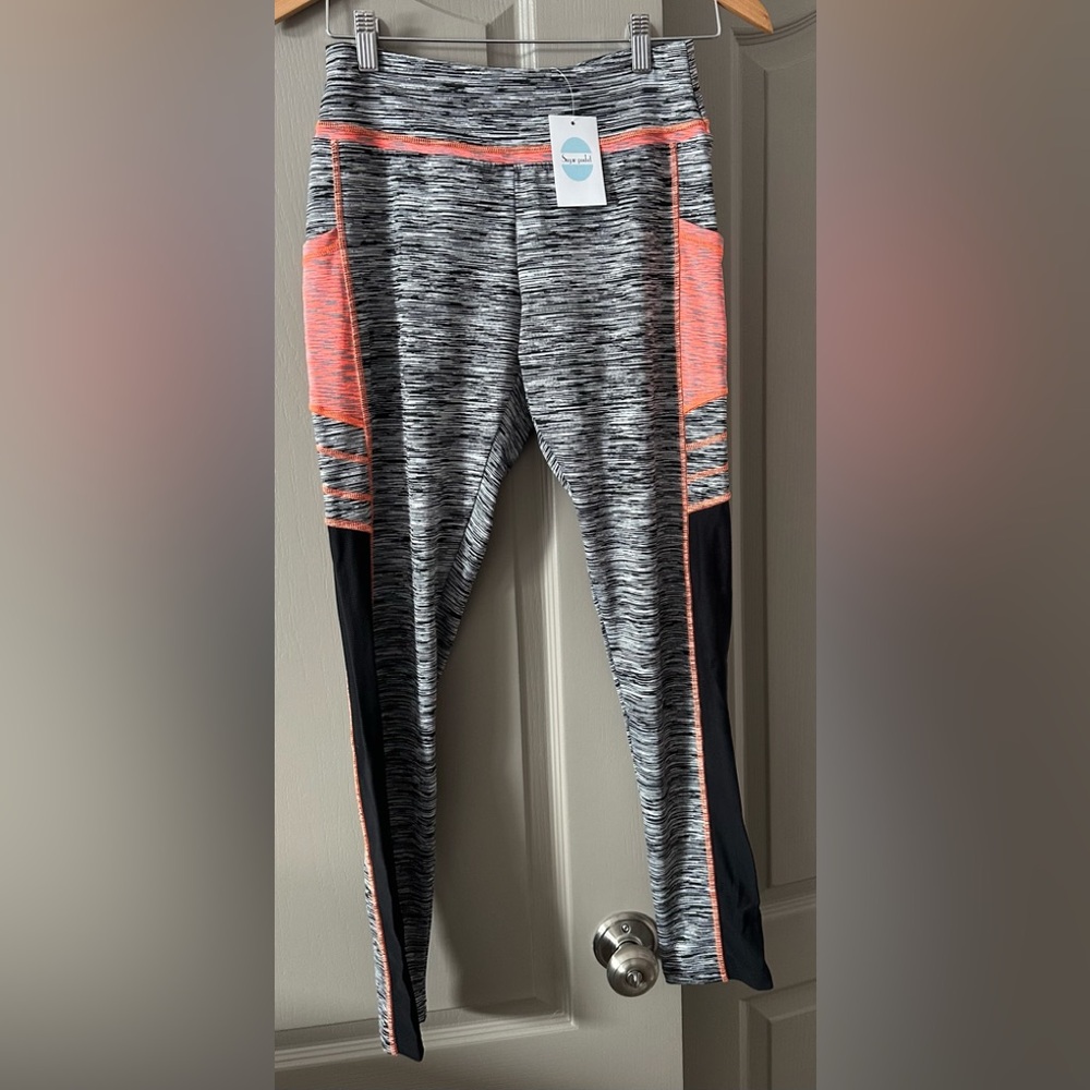 Workout stretch leggings New with Tags
Women’s Large